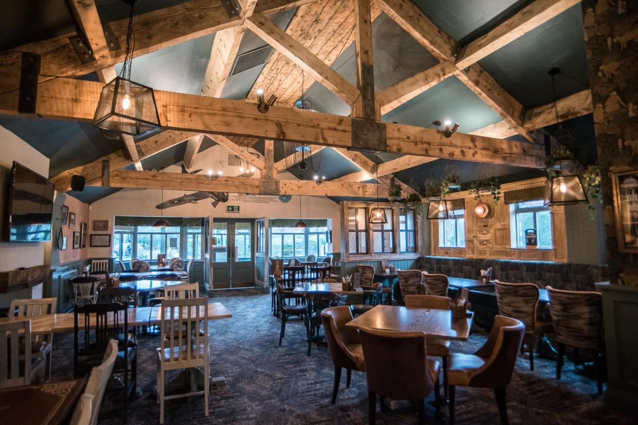 Cat & Lion Country Pub And Hotel Warrington  Esterno foto